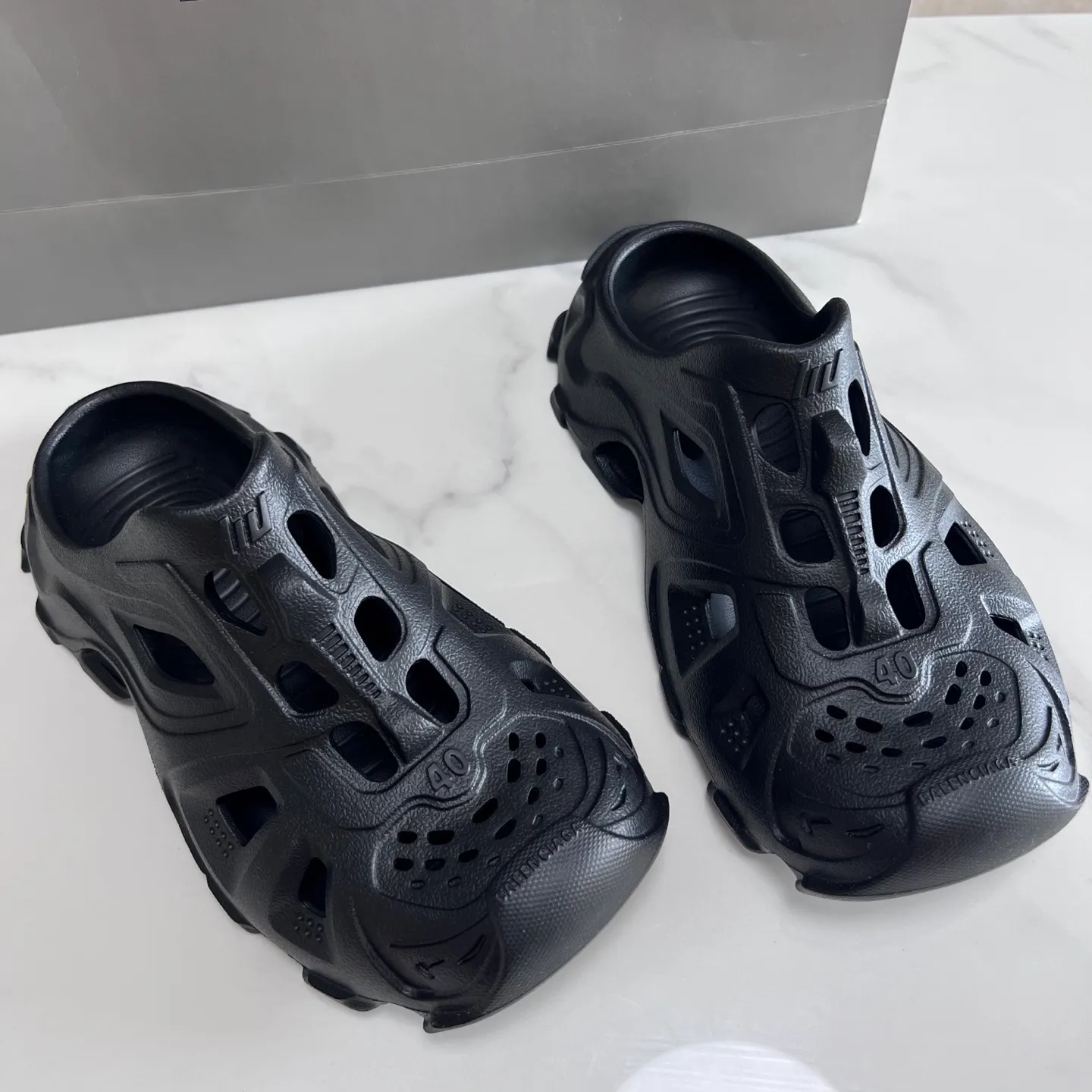 👟👟Ex-factory price 380👟👟 Balenciaga must-have beach shoes for summer. Men's and women's shoes are made of ultra-light 95% (injection molding) EVA plastic, 5% foam plastic foam cushioning material#Ultra-lightweight one-piece foam shoe mold❗New summer product, French high-end luxury brand - Balenciaga BALENCIAGA 3XL Rubber Low Top Sneakers 3XL version series summer beach wading versatile trendy lace-up casual sports hole sandals. Size: 35-46